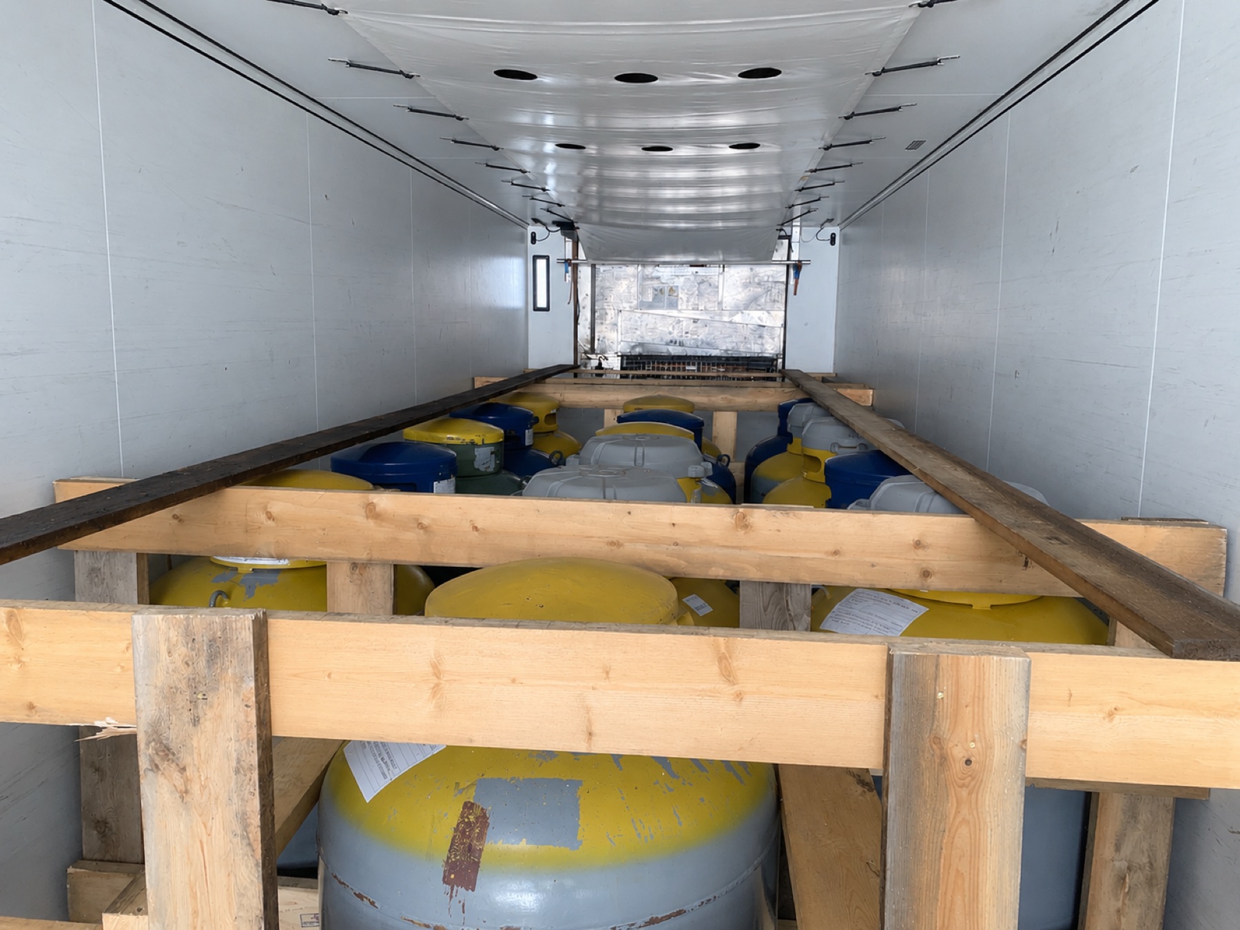 Specialty-gas cylinders secured for transport