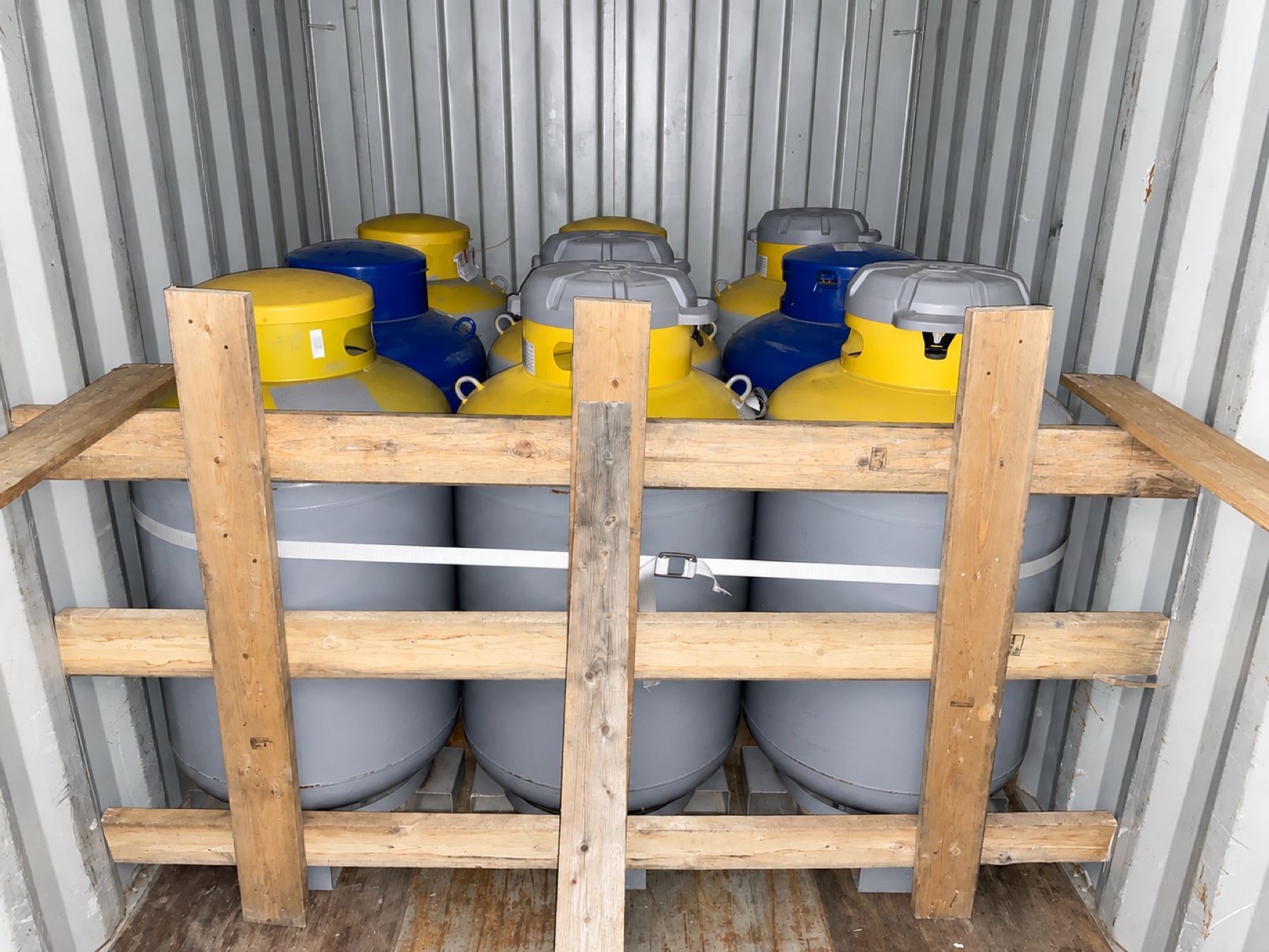 Specialty-gas cylinders secured with timber bracing