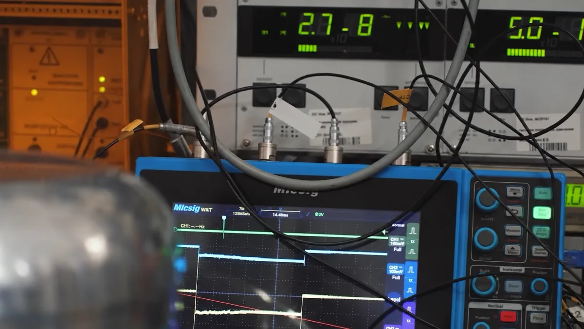 Electronics test bench with an oscilloscope and measurement instruments
