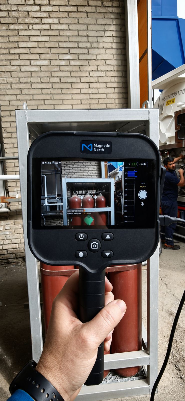 Acoustic imaging camera examining a cylinder installation
