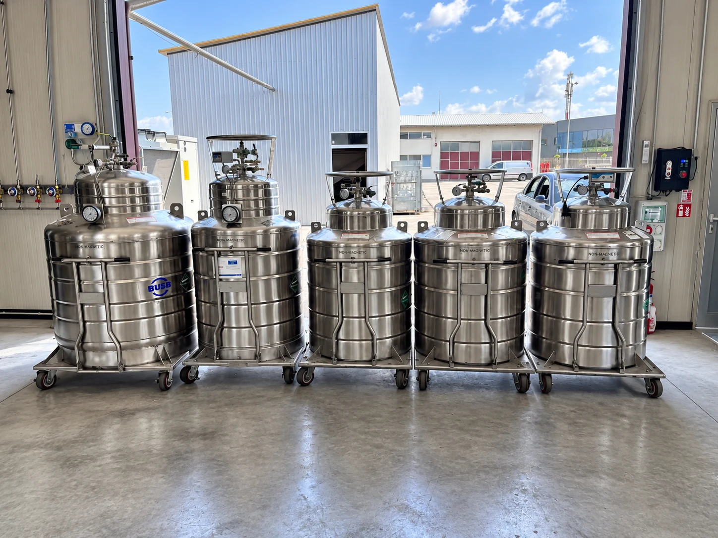 Group of transportable stainless-steel cryogenic Dewar vessels
