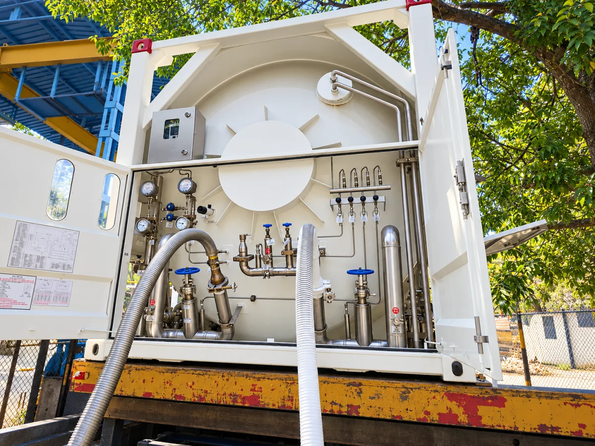 Cryogenic container connection cabinet with flexible transfer hoses