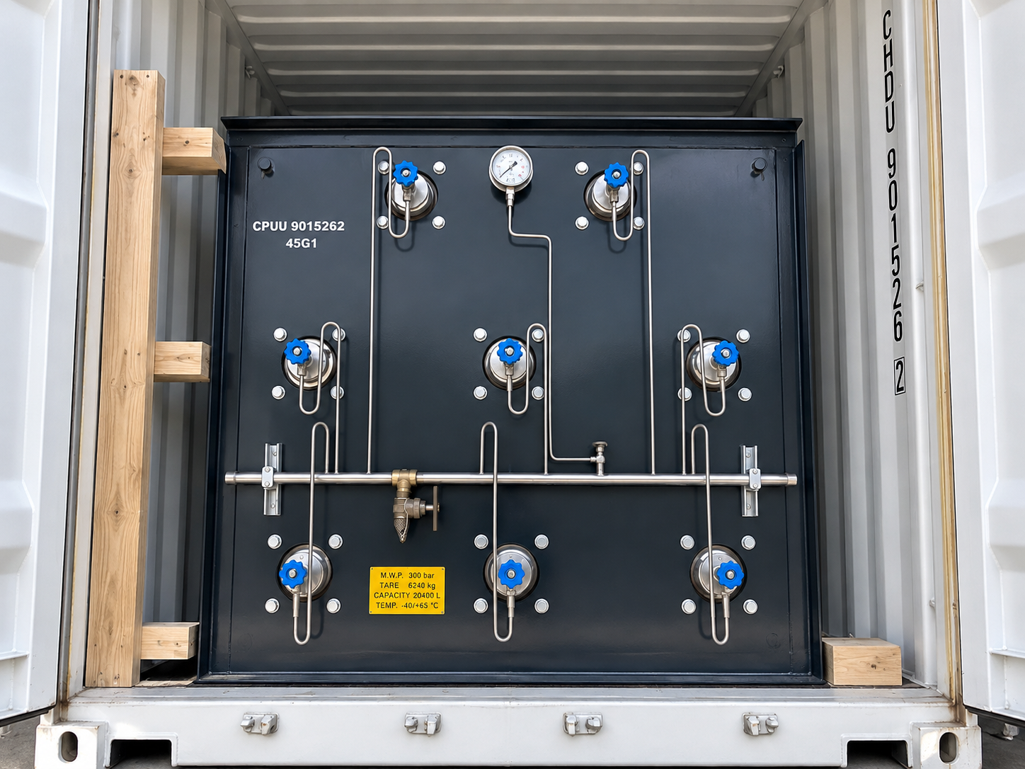 Manifold panel of a containerized high-pressure tube module